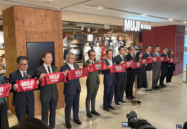 ＭＵＪＩ（シンガポール）は旗艦店を２倍に拡張し新装開店した（左から４人目が大西ＭＤ）＝シンガポール中心部（22日、ＮＮＡ撮影）