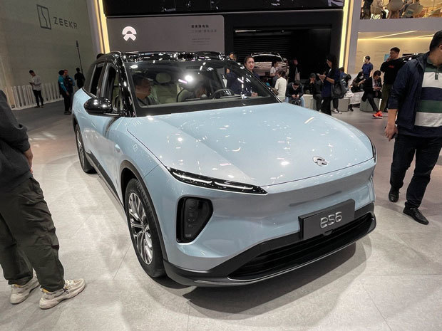 ＮＩＯのＥＶ「ＥＳ６」。デザインはグリルレスで、ヘッドライトは細目だ＝17日、広州市