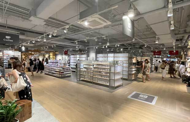 新装開店したシンガポールのＭＵＪＩ旗艦店。店舗面積は２倍に拡張した＝シンガポール中心部（22日、ＮＮＡ撮影）