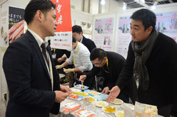 食品関連展示会で食材をアピールする西本連合食品商貿（上海）のブース＝上海市 
