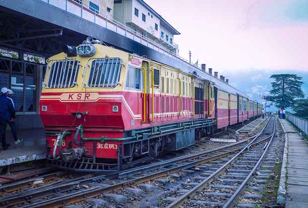 避暑地シムラへの山岳鉄道の列車＝2014年（筆者撮影）