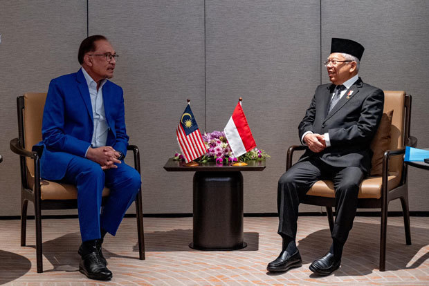 アンワル首相（左）とマアルフ副大統領は会談で、マレーシアとインドネシアの経済関係などについて意見を交わした＝28日、サラワク州（アンワル氏の公式フェイスブックより）