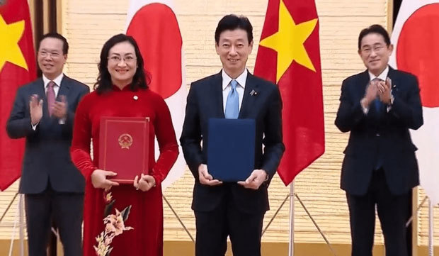 両国首脳立ち合いのもとで覚書を交わす西村康稔経済産業相＝前列右＝とファン・ティ・タン・ベトナム商工省次官＝同左（ベトナム商工省公式サイトから）