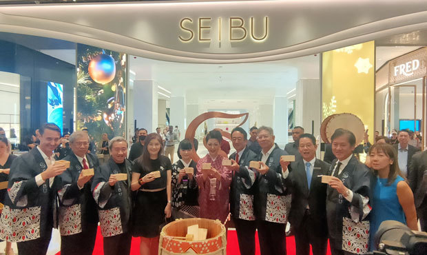 マレーシアＳＥＩＢＵの開業セレモニーには、高橋克彦駐マレーシア日本大使夫妻（中央）も駆けつけた＝29日、クアラルンプール（ＮＮＡ撮影）