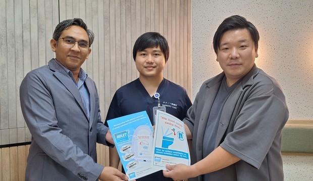 フラッグスの内田マネジャー（右）、アドレットの代理店ジャヤ・プリマ・アルカトラのパトラ最高経営責任者（ＣＥＯ、左）、タケノコ診療所の鎌田東医師＝ジャカルタ特別州（ＮＮＡ撮影）