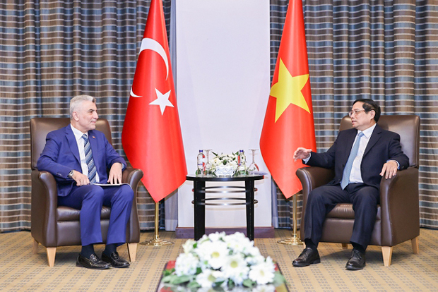 トルコのボラット貿易相（左）と会談するファム・ミン・チン首相（ベトナム政府公式サイトから）