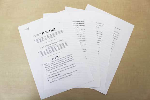 「香港経済貿易代表部認証法案」の下院版（ＮＮＡ撮影）