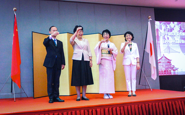 乾杯の音頭を取る在広州日本総領事館の貴島善子総領事（右から２人目）＝11月30日、広州市