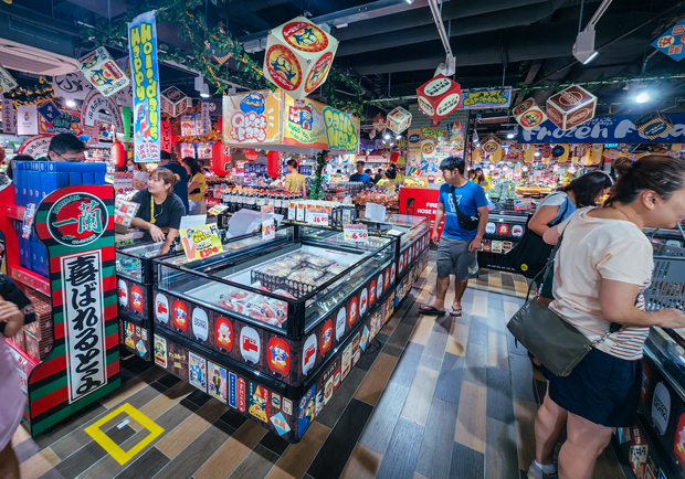 シンガポールの中央部ティオンバルの商業施設内で開業した「ドンドンドンキ」新店舗の店内＝３日（ＮＮＡ撮影）