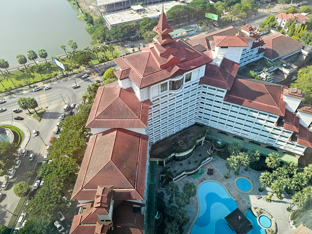 セドナ・ホテル・ヤンゴンの新館から見た旧館＝１日、ミャンマー・ヤンゴン（ＮＮＡ） 