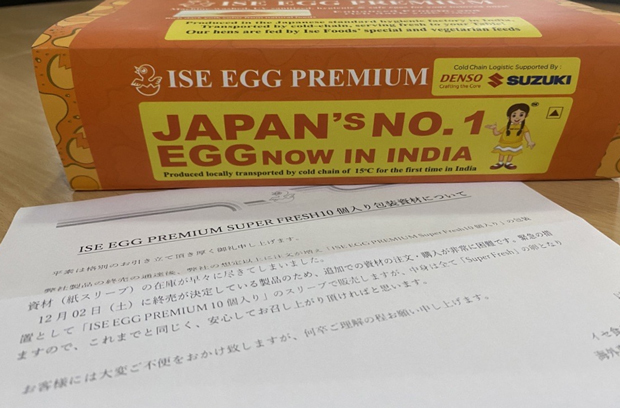 インド北部グルガオンの食材店では、「12月２日に終売が決定している」として包装資材の変更を説明する文書が添えられた鶏卵が販売されていた＝３日（ＮＮＡ撮影）