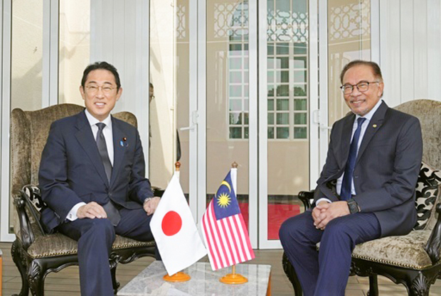 会談に臨むマレーシアのアンワル首相（右）と岸田首相＝11月５日、クアラルンプール近郊（共同）