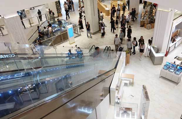 今年第３四半期の小売業界の売上高は、前年同期比2.7％増。消費者の購買力低下が懸念される中でも底堅く拡大している。写真は首都中心部で開業したばかりの高級百貨店、マレーシアＳＥＩＢＵ＝11月、クアラルンプール（ＮＮＡ撮影）