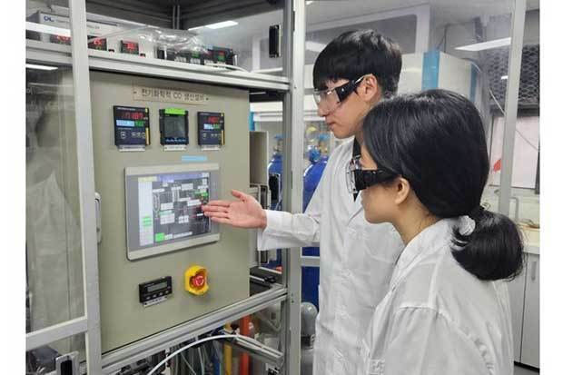 ＣＯ２の一酸化炭素変換の実験をするＳＫイノベーション研究者（同社提供）