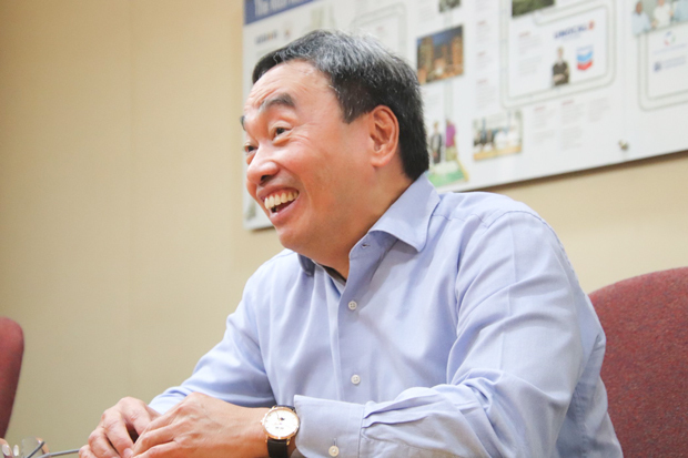 インタビューに答えるＳＭインベストメンツのディブンシオ社長兼ＣＥＯ＝１日、マニラ首都圏マカティ市（ＮＮＡ撮影）
