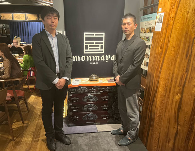 門間箪笥店の旗艦店で島津氏（左）と門間氏＝３日、ハッピーバレー（ＮＮＡ撮影）
