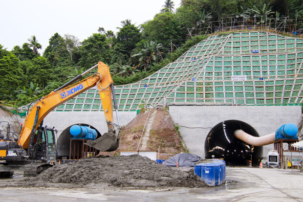 清水建設などが工事を進めているバイパスのトンネル入り口＝６日、ダバオ市（ＮＮＡ撮影）