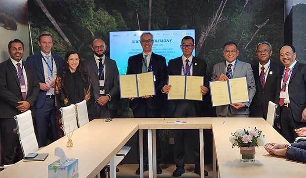 インドネシアの国営電力ＰＬＮ、国営肥料製造ププック・インドネシア、サウジアラビアのＡＣＷＡパワーの３社は、アラブ首長国連邦（ＵＡＥ）ドバイで、グリーン水素・アンモニアの共同開発の実施について合意を交わした＝３日（ＰＬＮ提供）