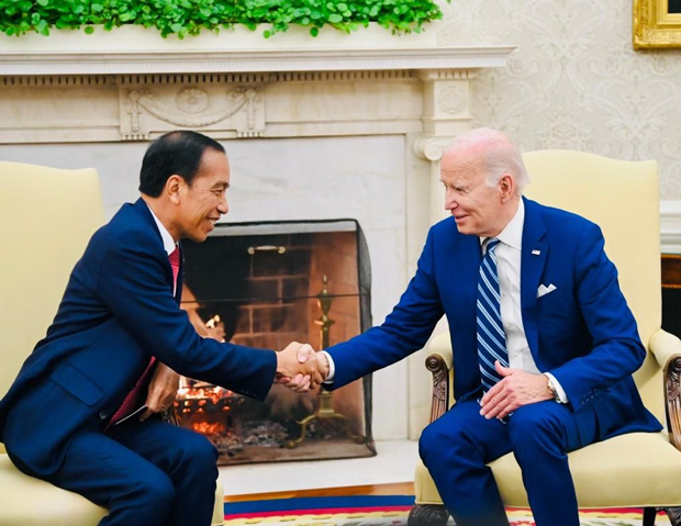 首脳会談で握手を交わすジョコ大統領（左）とバイデン大統領＝現地時間11月13日、米国（インドネシア大統領府提供）