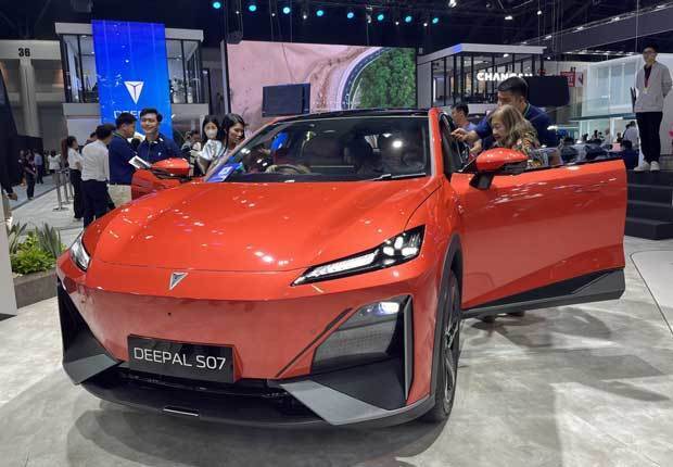 重慶長安汽車は「第40回タイ国際モーターエキスポ2023」でＥＶ「ディーパル（深藍）」を展示した＝11月29日、タイ・バンコク近郊（ＮＮＡ撮影）