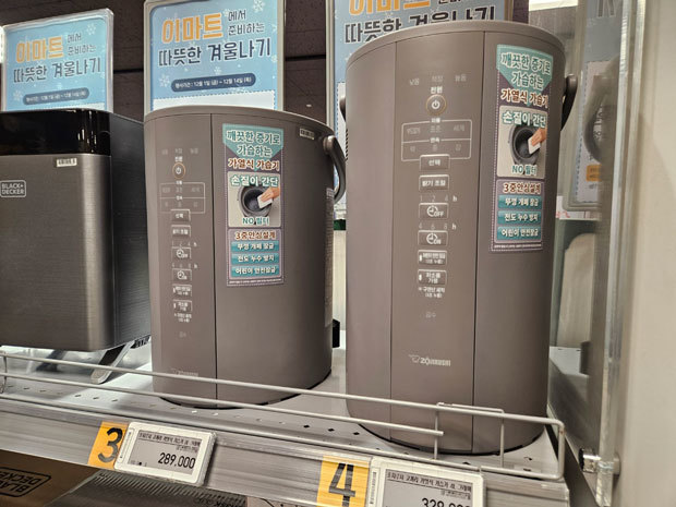 「衛生面で安全」と口コミで広がり、売り上げが伸びている象印のスチーム式加湿器＝韓国（ＮＮＡ撮影）