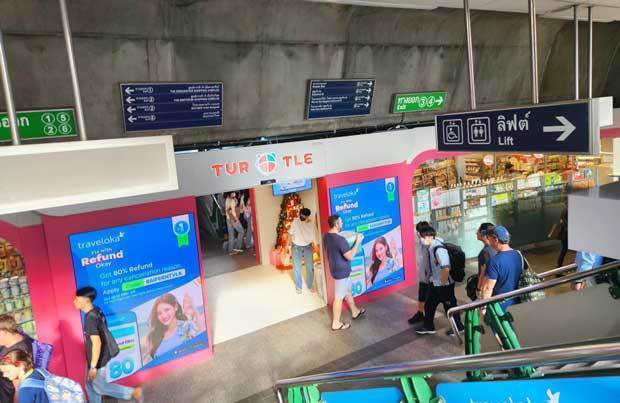 ＢＴＳは駅構内で、「タートル」ブランドのコンビニや両替所の設置を進めている＝タイ・バンコク（ＮＮＡ撮影）