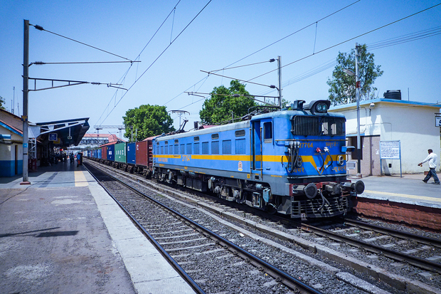 西回廊デリー―ムンバイ間の在来線を走るコンテナ列車＝2015年５月、ミヤガムカルジャン（筆者撮影）