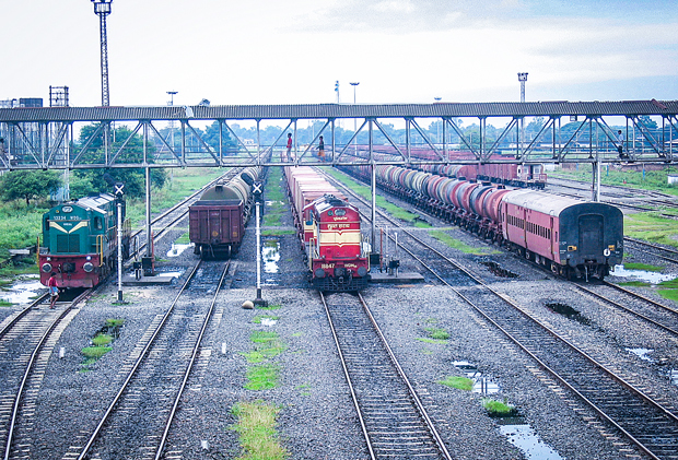 非電化時代の西ベンガル州ニュージャルパイグリ駅構内の貨物列車＝2007年９月（筆者撮影）