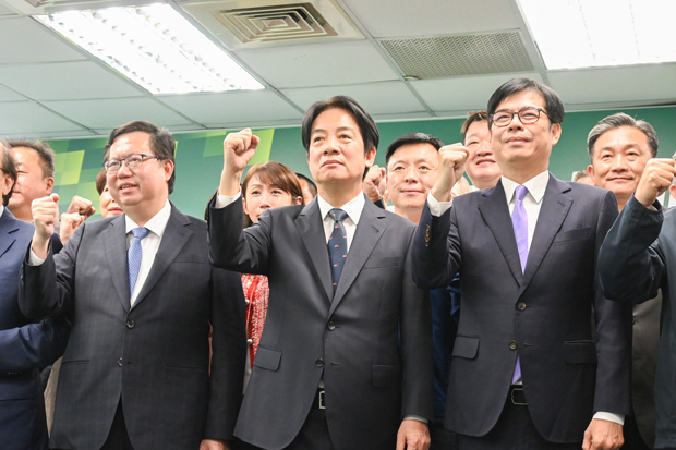 民進党は４月、総統選の公認候補に頼清徳副総統（中央）を正式に選出したと発表（ＮＮＡ撮影）