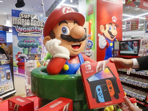 「ニンテンドースイッチ」や関連ソフトが並ぶ家電量販店のゲーム売り場＝７日、大阪市（共同）