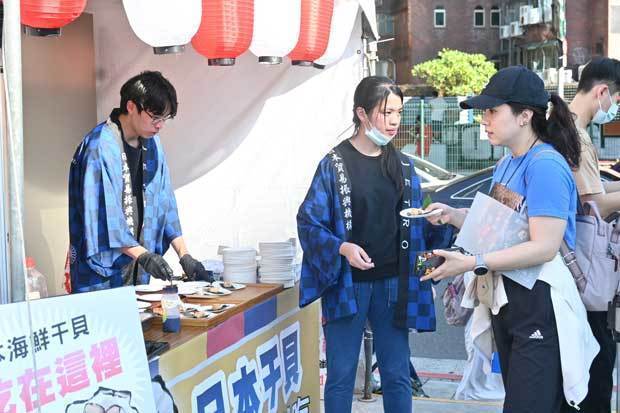 ジェトロは日本台湾交流協会と連携し日本産水産物のＰＲイベントを開催した＝10日、台北（ＮＮＡ撮影）

