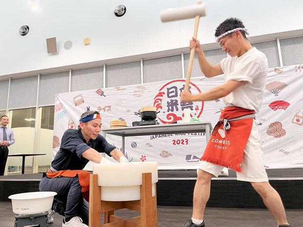 イベントで披露された餅つきの実演