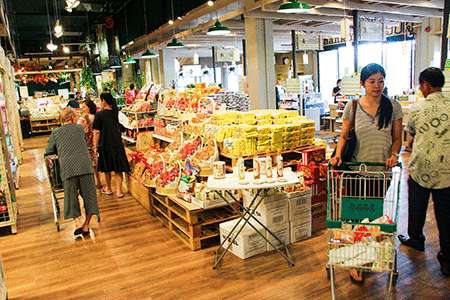 タイ北部チェンマイ発祥の高級スーパー「リンピン・スーパーマーケット」は、ビエンチャンに海外初店舗を出店。チーズ、ワイン、牛肉、オーガニック野菜、果物など高級食材や日本食材も並び、富裕層や外国人駐在員から支持を集める