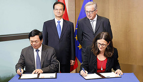 ベトナムとＥＵのＦＴＡは、2015年に締結された。後列左はベトナムのグエン・タン・ズン首相（当時）、同右は欧州委員会のユンケル委員長（Duc Tam／ＶＮＡ＝ＮＮＡ）