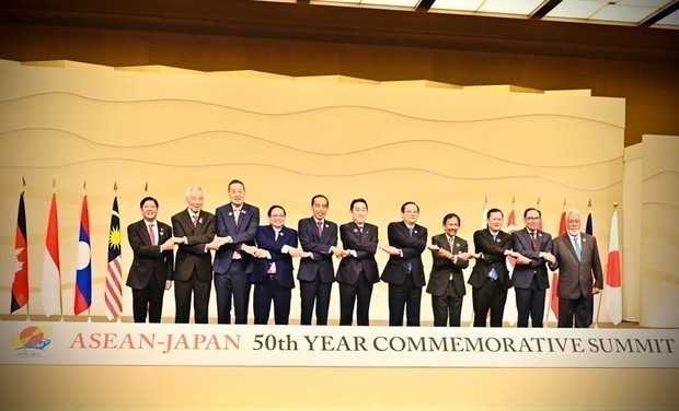 東京で開催された日ＡＳＥＡＮ特別首脳会議で握手を交わす首脳たち（インドネシア大統領府提供）