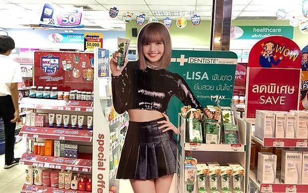 ブラックピンクのメンバー、リサを起用した広告。Ｋ―ＰＯＰ界で成功した自国のスターとして、タイでは国民的人気を誇る＝１月24日、バンコク（ＮＮＡ撮影）