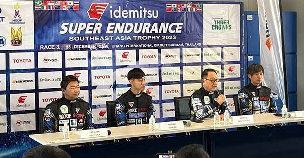 耐久レース参加のため訪れているタイで会見した豊田章男会長（右２）=22日、タイ東北部ブリラム（ＮＮＡ撮影）