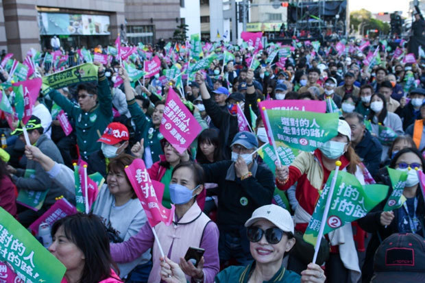 台北市の開票現場で速報を見て歓声を上げる民進党支持者＝13日、台北（ＮＮＡ撮影）