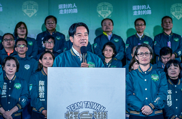 支持者を前に話す頼清徳氏（中央）。台湾の有権者は「台湾と中国は互いに隷属しない」との立場を掲げた頼氏を選んだ＝13日、台北（ＮＮＡ撮影）