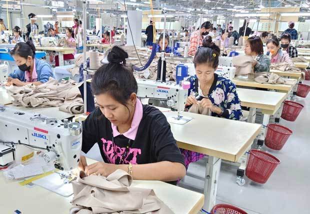 第３工場でジャケットの縫製を行う従業員＝１月23日、ミャンマー・ヤンゴン（ＮＮＡ）