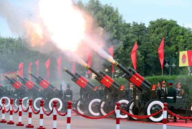 習近平の訪問を歓迎するベトナム人民軍の21発の礼砲（政府公式サイトから）