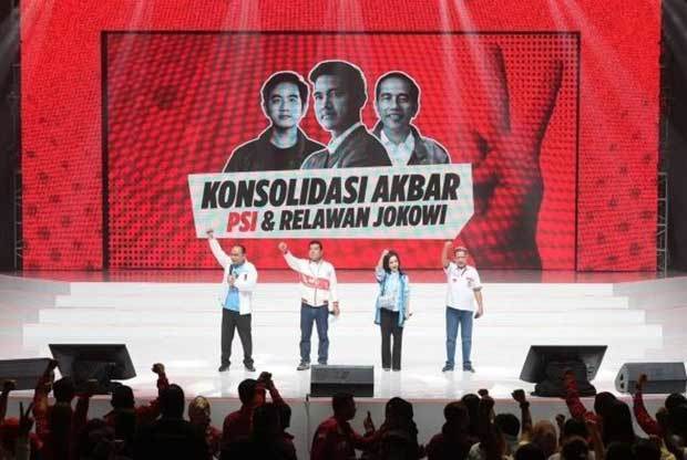 ジョコ大統領の次男カエサン氏が党首を務めるインドネシア連帯党の選挙集会では、ジョコ氏、副大統領候補として大統領選に出馬する長男ギブラン氏、カエサン氏の３人の関係をアピールするステージとなった（アンタラ通信）
