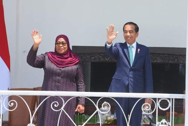サミア・スルフ・ハッサン大統領（左）の訪問を受けたジョコ大統領＝25日（インドネシア内閣官房提供）