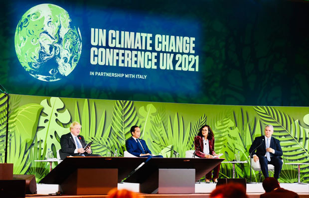 インドネシア政府は、21年の国連気候変動枠組み条約第26回締約国会議（ＣＯＰ26）を前に、60年までにカーボンニュートラルを達成する目標を設定。写真はＣＯＰ26のサイドイベントに登壇したジョコ大統領（左から２人目）＝21年11月（内閣官房提供） 