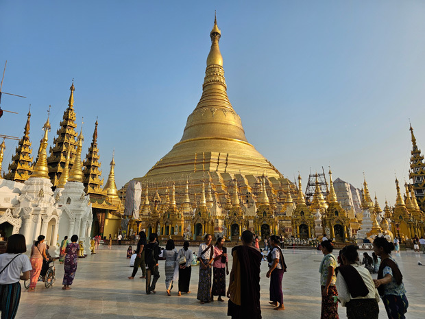 シュエダゴン・パゴダではミャンマー人参拝者の姿が多い＝22日、ヤンゴン（ＮＮＡ）