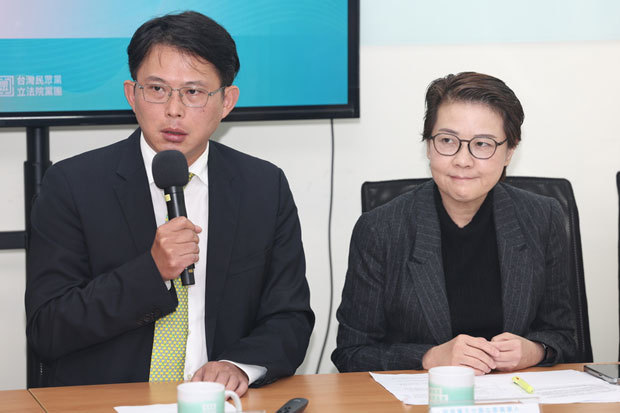 民衆党の黄国昌氏（左）は立法院長選挙に黄珊珊氏（右）を推薦すると発表した＝１月31日（中央通信社）