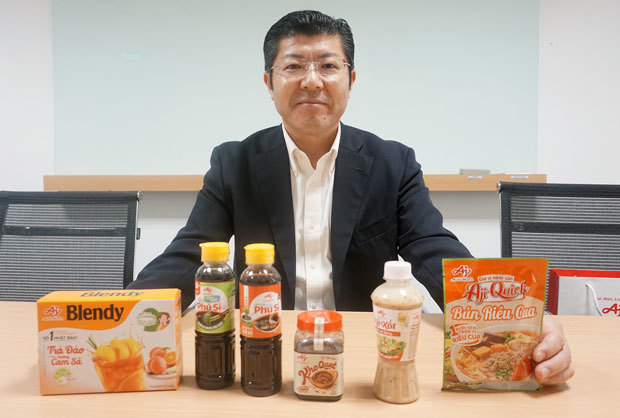 23年に投入した新商品を紹介するベトナム味の素の南良勉社長