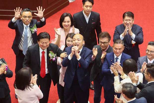 立法院長に選出された国民党の韓国瑜氏（前列中央）＝１日、台北（中央通信社）