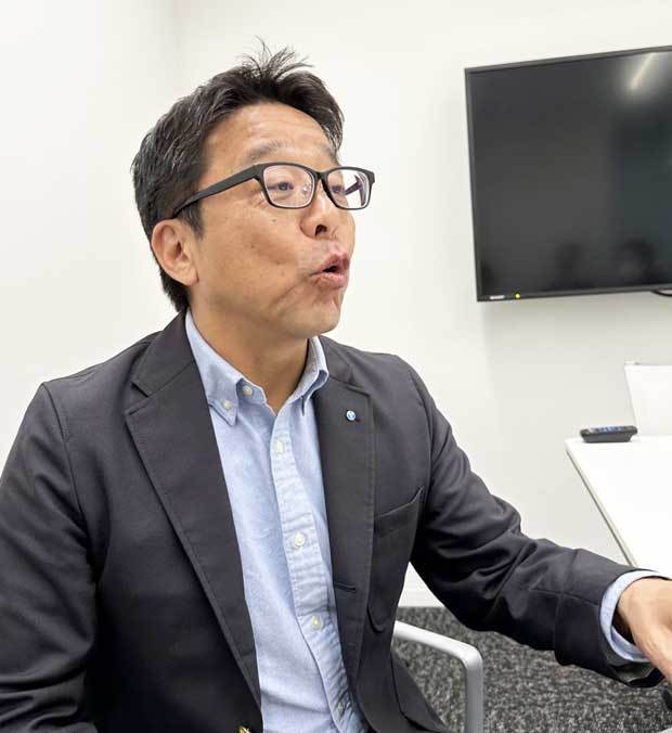 インタビューに応じるＹＫＫの敷田透営業本部長