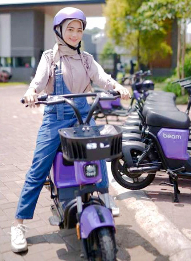 シンガポール系新興企業ビーム・モビリティーは、インドネシアで電動自転車のレンタルサービスを手がけることで、23年は238トンの二酸化炭素（ＣＯ２）排出量を削減した（同社提供）